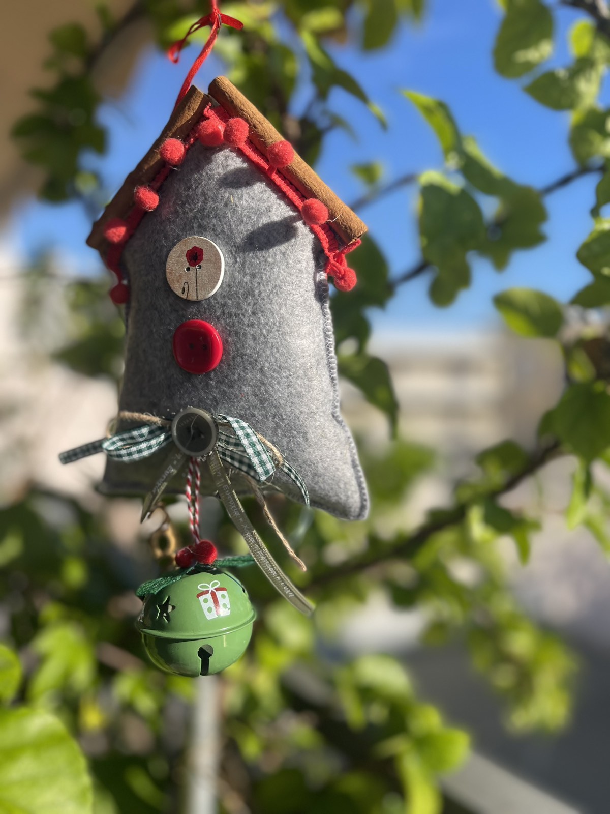 Χειροποίητο, υφασμάτινο γούρι - σπιτακι με γκρί τσόχα